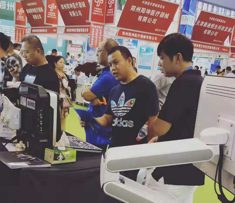 客户详细了解大为B超机